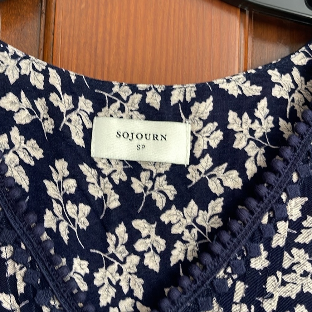 SOUJORN embroidered V-neck leaf print  blouse petite small - Picture 2 of 7